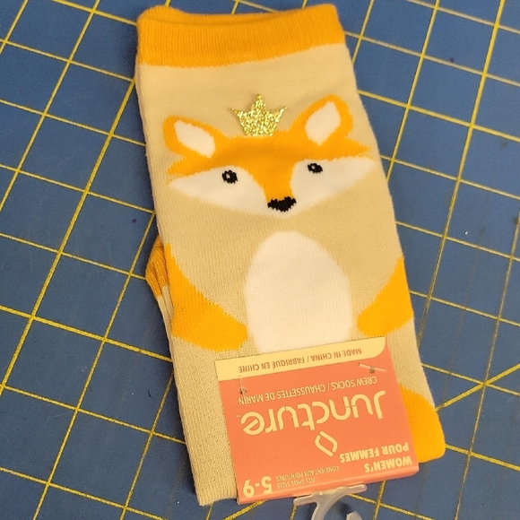Fox wearing a Gold Crown Crew Socks Orange White Size 5-9 - Picture 1 of 4
